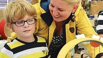 <p>F&uuml;r die gute Sache: Br&uuml;cken bauen im Zelt des Caritas-Vereins </p>