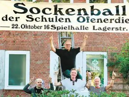 <p>Gro&szlig;e Freude bei den Sockenball-Organisatoren (von links): Ingo Otto, Torsten Brundiers, Andreas Scheinert und  Rainer Finken h&auml;ngen den Werbebanner f&uuml;r den Ball auf.</p>