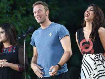 Poonam Mahajan (von links), Mitglied des indischen Parlaments f&uuml;r Mumbai Nord-Zentral, S&auml;nger Chris Martin und Schauspielerin Priyanka Chopra