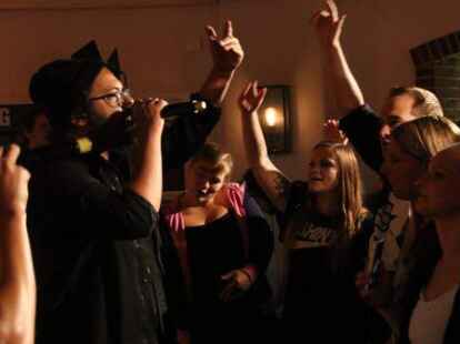 Wortgewaltig: Samy Deluxe &uuml;berzeugte das Publikum in der R&uuml;genwalder M&uuml;hle.