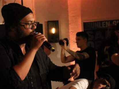 Wortgewaltig: Samy Deluxe &uuml;berzeugte das Publikum in der R&uuml;genwalder M&uuml;hle.