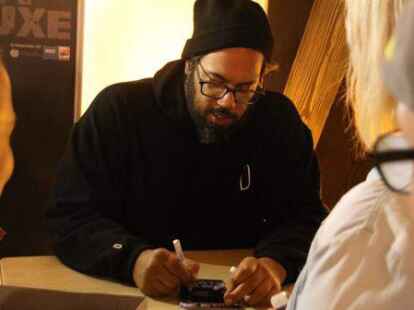 Im Anschluss nutzten die Fans die Chance, um ein begehrtes Autogramm zu ergattern.