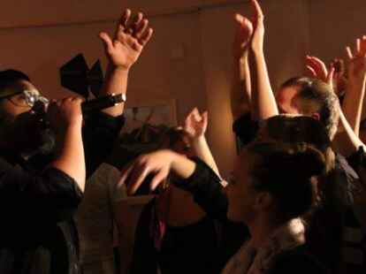 &bdquo;Hebt die H&auml;nde hoch, wenn ihr den Schei&szlig; f&uuml;hlt&ldquo;: Samy Deluxe (links) brauchte nur wenige Worte, um das Publikum in der R&uuml;genwalder M&uuml;hle in seinen Bann zu ziehen. &Uuml;ber eine Stunde &uuml;berzeugte die Deutschraplegende mit einem Best Of seine Karriere.