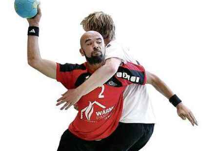 Unterlegen: Der TSV Gro&szlig;enkneten (rot-schwarzes Trikot)  verlor gegen  Rastede II.