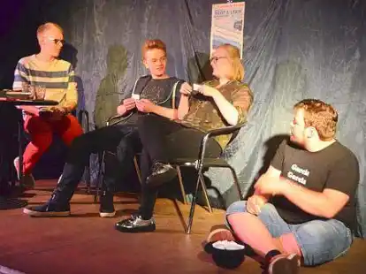 Viel Spa&szlig; machte dem Publikum der &bdquo;Impro-Slam&ldquo; von (von rechts) Hauke Schrade, Louise Aschmann und Justus Schlicht. Mirko Gilster  moderierte den Abend .