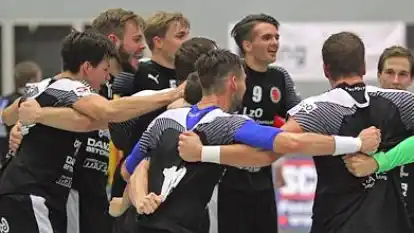 Jubelkreis: Die Drittliga-Handballer der SG VTB/Altjührden feierten nach dem Schlusspfiff in der Auricher Sparkassenarena diebisch ihren hochverdienten Derbycoup beim OHV.