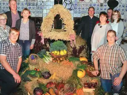Erhalten die Tradition aufrecht: Die Ortsgruppen des Huder Ortslandvolks, Maibusch und Reiherholz, hatten in diesem Jahr das Schm&uuml;cken des Festsaals &uuml;bernommen. Auch viele junge Mitglieder waren beteiligt gewesen.