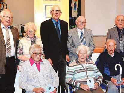 Der stellvertretende B&uuml;rgermeister Ulf Riegel (links) und  Ordnungsamtsleiter Rudolf M&uuml;ller (2. von links) zeichneten die &auml;ltesten Teilnehmer  aus.
