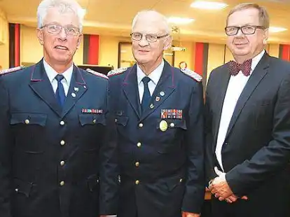 Kreisbrandmeister Heinrich Oltmanns (links) und B&uuml;rgermeister Dr. Wolfgang Wiese (rechts) gratulierten  Ehrenkreisbrandmeister Johannes St&ouml;r.