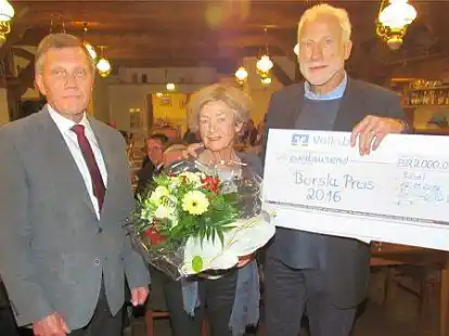 Reinhard Lanfer (v.l.) von der Borsla-Vereinigung f&uuml;r niederdeutsche Sprache und Literatur gratulierte  Lore und  Bolko Bullerdiek.