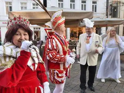 Hochstimmung dank der singenden Prinzessin Erika &ndash; die Karnevalisten lie&szlig;en sich bei ihrem Rathaussturm die Laune nicht verderben.