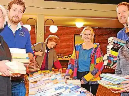 Mit dem B&uuml;chermarkt am Borchersweg sehr zufrieden: Ulrike Meyer (v.li.) mit Helfern und Besuchern: Reinhard Oetjen, Ingrid Dahlke, Birgit Bunk, Rolf Knobloch und Brigitte Ohmstede.