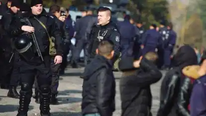 Schwer bewaffnete  Polizeikr&auml;fte sorgen f&uuml;r Ordnung.