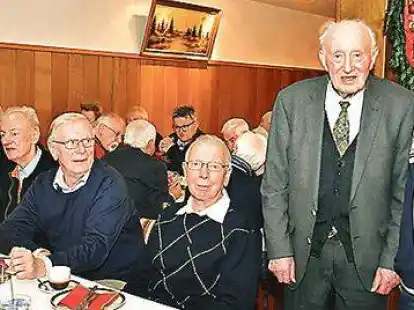 Reinhard Sievers (rechts) begr&uuml;&szlig;te Bernd Almes als &auml;ltesten Teilnehmer des 21. Ehemaligentreffens.