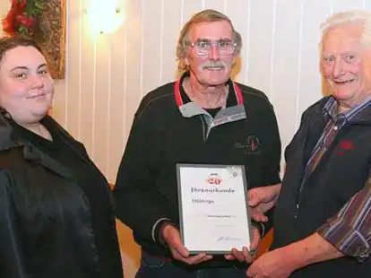 F&uuml;r eine langj&auml;hrige Mitgliedschaft ehrten Nora Parakenings (l.) und Otto Harms (r.) nun Georg Rost.