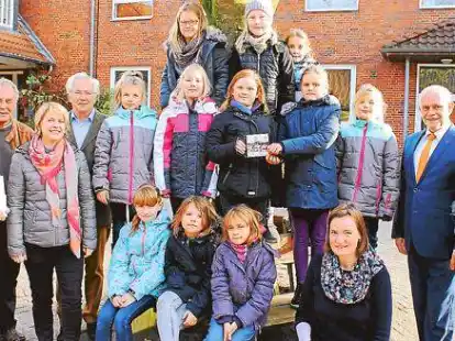 Freuen sich &uuml;ber die CD mit plattdeutschen Liedern: Schulleiterin Friederike von der Aa, Ernst-August Bode, Claudia und Kurt Wassermann (Wassermann Zahntechnik), Sch&uuml;lerinnen, Plattdeutsch-Beauftragte Andrea Cordes, VR-Bank-Vorstand Peter Bahlmann und Plattdeutsch-AG-Mitarbeiter Manfred B&ouml;decker (von links).