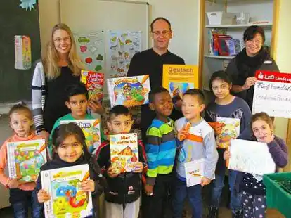 Eine 500-Euro-Spende von der Landesparkasse erhielt die Sprachlernklasse der Grundschule Am Gr&uuml;nen Kamp