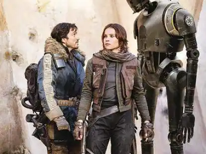 <p>K&auml;mpfen Seite an Seite in &bdquo;Rogue One: A Star Wars Story&ldquo;: Diego Luna (links) als Captain Cassian Andor, Felicity Jones als Jyn Erso und der Droide K-2SO. </p>