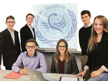 Das Organisationsteam der ersten GanMUN (von links): Marcel B&uuml;rmann, Tim Harms, Lukas Quandt, Inken M&ouml;nning, Christian Hein und Louisa von Essen. Es fehlt Fatima Darwiche.