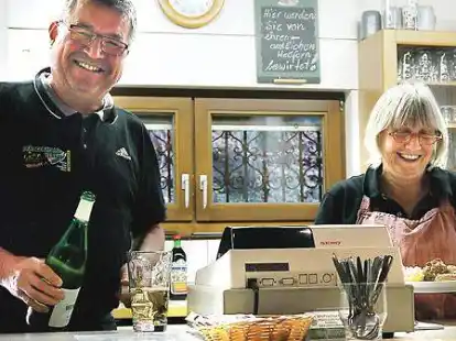 Gaby und Harry Gessner bewirtschaften ehrenamtlich eine H&uuml;tte des Pf&auml;lzerwald-Vereins. Sie machen den Clevernsern Mut, den &bdquo;Dorfkrug&ldquo; zu &uuml;bernehmen.