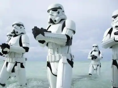 Stormtrooper greifen greifen im neuen &bdquo;Star Wars&ldquo;-Film an.