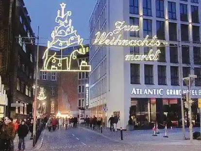 Leuchtende Reklame:  Weihnachtsmarkt-Werbung vor dem Atlantic Grand Hotel