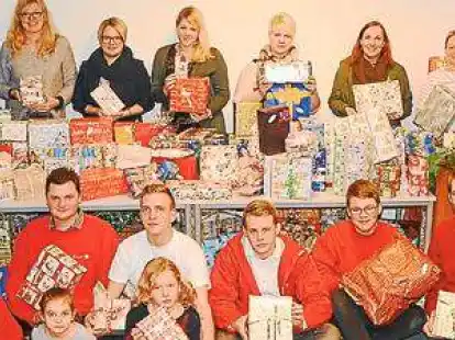 <p>Freuen sich &uuml;ber die Geschenke vom Johanniter-Wunschbaum (hinten von links): Irmgard Lottmann (Kreisverwaltung), Bernd Meiners (Haus Emstek), Barbara Schelenz (&bdquo;Weitblick&ldquo;), Frauke Claus (Deutscher Kinderschutzbund, M&auml;dchen-Wohngruppe), Maike Grigoleit (Bethel im Norden), Rabea Sieverding (&bdquo;Haus Franke&ldquo;), Sarah Hesse und Jessica Busse (Leinerstift), Anja Warnken (&bdquo;Lichtblick&ldquo;), Thomas Rieken (&bdquo;Strukelje&ldquo;) und Sarah Behrens (Jugendburg Heilig  Kreuz). Vorne von links: Carmen Niemann, Jana Oltmann, Markus Molske, Alessia Ruggia, Luka M&auml;hlmann, Jolina Niemann, Tobias Meyer, Tobias Busse und Mirco Stratmann.</p>