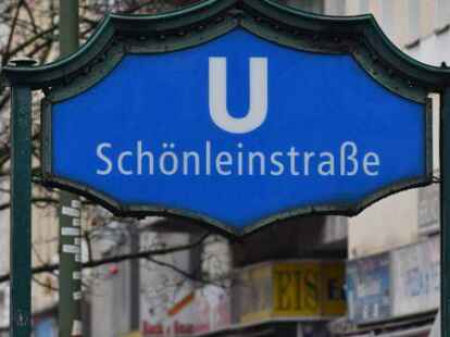 Zugang zur U-Bahnstation &bdquo;Sch&ouml;nleinstra&szlig;e&ldquo; in Berlin. Dort hatten mehrere T&auml;ter versucht, einen Obdachlosen anzuz&uuml;nden.