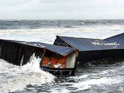 Zwei mit Holz beladene Schiffs-Container sind am Strand  der Insel Wangerooge angesp&uuml;lt worden.