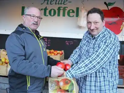 Bei Udo Fettwei&szlig; (rechts) gibt es nicht nur &Auml;pfel und Kartoffeln. Er ist die gute Seele des  Platzes an der M&uuml;hlenstra&szlig;e und  hilft, wo er nur kann.