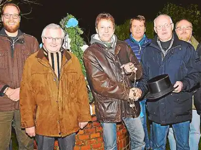 Hof-P&uuml;tt: Stefan Sommer erh&auml;lt von Hansdieter Janssen (3. von rechts), die Amtsinsignien.  2000 gr&uuml;ndete sich die P&uuml;ttgemeinschaft, deren Brunnen auf das Jahr 1882 datiert wird.