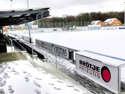Hier kann kein Fu&szlig;ball gespielt werden: Auf dem Platz des FC Rastede lag am Freitag eine dicke Schneedecke.