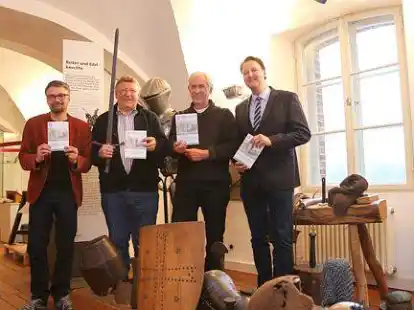 <p>Pr&auml;sentierten das neue Heft (von links): Historiker Ralf Weber, Bernd Tepe, Ehrenpr&auml;sident des Vechtaer Carnevals Clubs, Museumsleiter Axel Fahl-Dreger und  Fachdienstleiter Tobias Avermann, bei der Stadt f&uuml;r Kultur-Themen zust&auml;ndig </p>