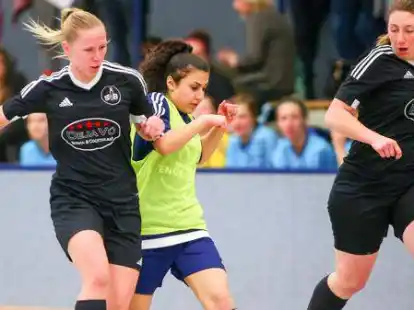 Abgedr&auml;ngt: Die Fu&szlig;ballerinnen des VfL Stenum (gelbes Leibchen) verloren gegen den SV Brake.