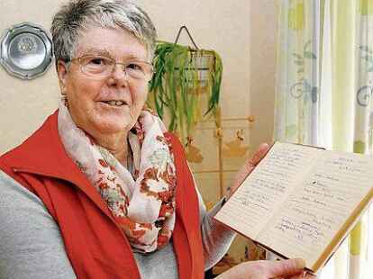 Annegrete Spindler (70) zeigt ihr Notizb&uuml;chlein. Darin h&auml;lt sie seit 25 Jahren Teilnehmerzahlen und Aktivit&auml;ten der Frauengruppe der Kirchengemeinde fest.