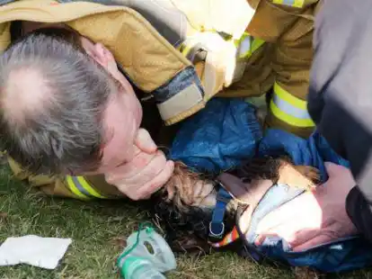Dackeldrama um Finchen: 30 Minuten lang versuchten die Retter den kleinen Hund wiederzubeleben.