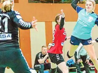 Svenja Ruh&ouml;fer vom BV Garrel (rechts) nimmt hier genau Ma&szlig;. Gegen die HSG Hude/Falkenburg um Torfrau Katharina Woltjen traf sie acht Mal.