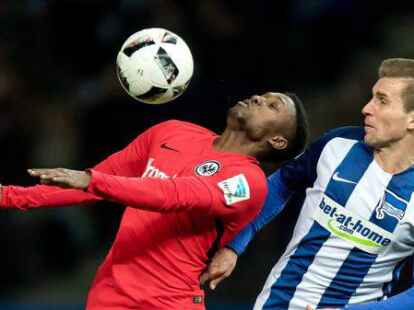 Berlins Peter Pekarik (r) und Frankfurts Taleb Tawatha im Duell.