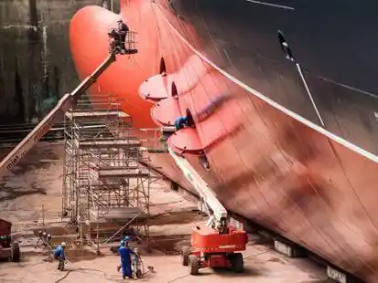 Arbeiten an der &bdquo;Queen Mary 2&ldquo; im Trockendock bei Blohm+Voss: Bei einer Betriebsversammlung wurde mitgeteilt, dass 300 der 1000 Mitarbeiter gehen m&uuml;ssen.