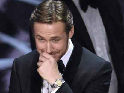 Verschmitzt: Ryan Gosling am&uuml;siert sich &uuml;ber die Panne am Ende der Oscar-Nacht. Statt &bdquo;Moonlight&ldquo; wurde zun&auml;chst &bdquo;La La Land&ldquo; &ndash; in dem Gosling eine der Hauptrollen spielt &ndash; als Gewinnerfilm ausgerufen.