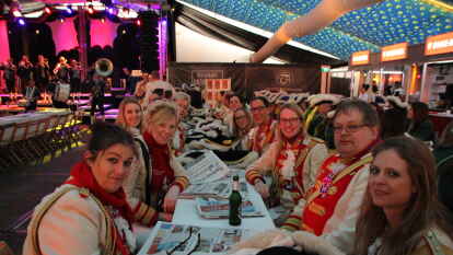 N&auml;rrische Stimmung beim GGV-Fr&uuml;hschoppen