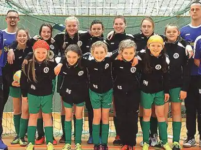 Starke Gemeinschaft: die  D-1-Juniorinnen des FSV Jever mit ihrem Trainerteam