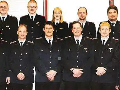 Jahreshauptversammlung  der Freiwilligen Feuerwehr Ramsloh: B&uuml;rgermeister Hubert Frye (rechts), Ortsbrandmeister Matthias St&ouml;ter (2.v.r.) sowie Gemeindebrandmeister Rolf Tebben (links) nahmen die Bef&ouml;rderungen der Feuerwehrfrau sowie der Feuerwehrm&auml;nner zum n&auml;chsth&ouml;heren Dienstgrad vor.
