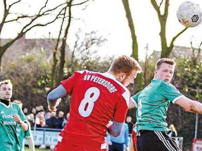 <p>Der Gastgeber und Favorit SV Petersdorf (in Rot) und der SV Nikolausdorf trennten sich mit einem 1:1-Unentschieden.</p>