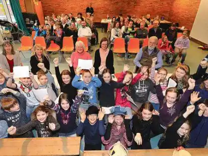 Eigentlich gab es nur Gewinner: Schulleiterin  Susann Finger-Vossgerau , Gertrud V&ouml;cking, Irmtraut Fuhlrott, Andrea Cordes (Landesschulbeh&ouml;rde) und  Hermann Ton Dick (dritte Reihe, von links) freuten sich &uuml;ber gute Leitungen.