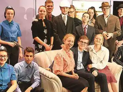 <p>Viel schwarzer Humor: Die Theater-AG des Gymnasiums f&uuml;hrt das St&uuml;ck &bdquo;Arsen und Spitzenh&auml;ubchen