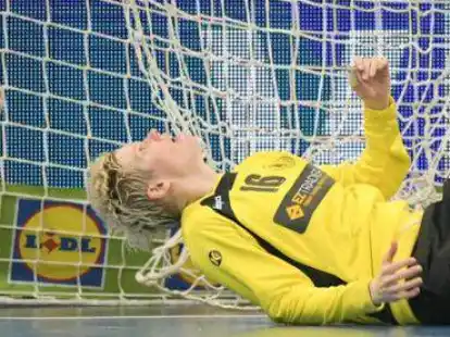 Tor f&uuml;r Schweden: Deutschlands starke Torffrau Clara Woltering kann dem Ball nur noch hinterher schauen.