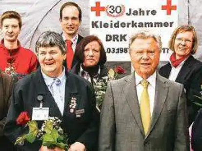 Feierten das Jubil&auml;um beim DRK (von links): Anneliese Berding, Axel Meyer, Ingrid Hohnholt, Imke Schreiber, Doris Schneidereit, Christoph Schreiber, Barbara Brinkmann, Dieter Holzapfel, Monika Schreiber, Christel Lippert, Bodo Struthoff, J&uuml;rgen K&auml;mmer.