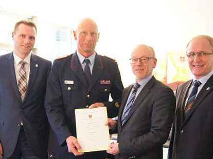 Kreisrat Holger B&ouml;ckenstette (links), Uwe Lienesch (Ordnungsamt) und Landrat Herbert Winkel gratulierten Kreisbrandmeister Matthias Trumme (von rechts).