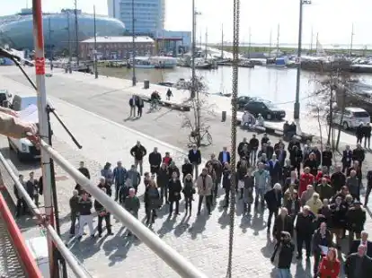 Aus luftiger H&ouml;he begr&uuml;&szlig;te Bremerhavens Oberb&uuml;rgermeister Melf Grantz (links) am Freitagmittag die Richtfest-G&auml;ste vor dem neuen Vier-Sterne-Hotel Liberty. Voraussichtlich Ende des Jahres k&ouml;nnen hier die ersten G&auml;ste einziehen.